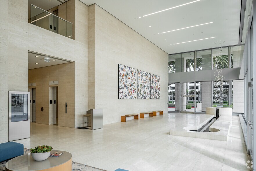 4695 MacArthur Ct, Newport Beach, CA à louer - Hall d’entrée - Image 2 de 6