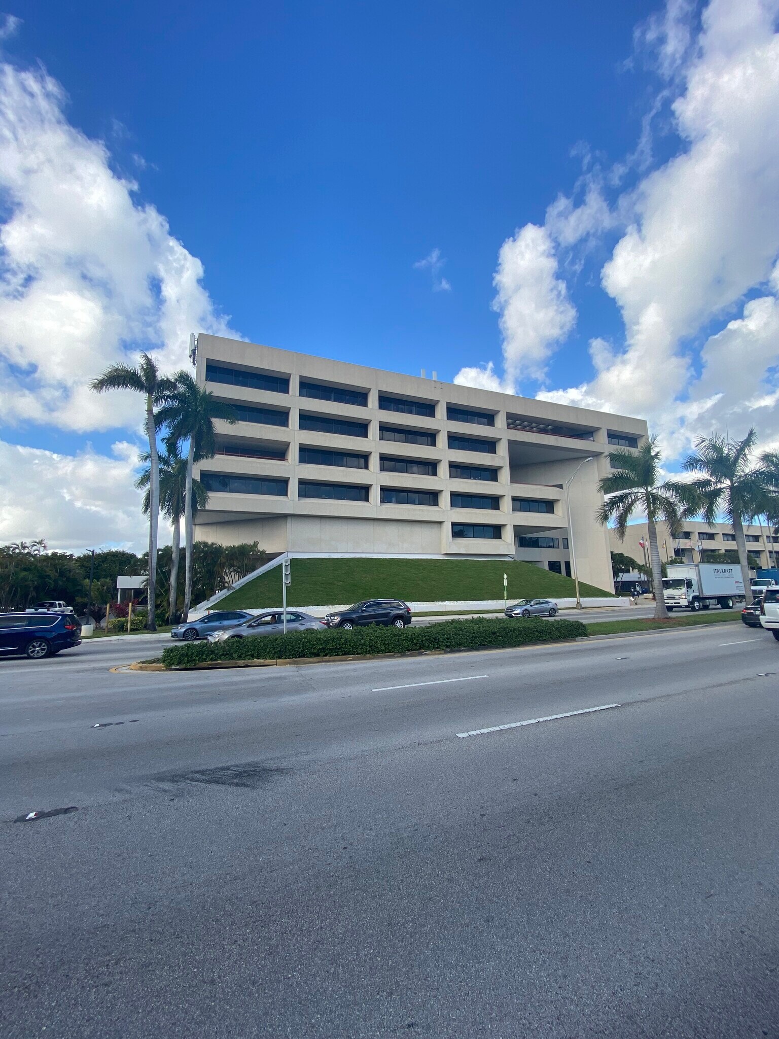 6355 NW 36th St, Miami, FL à louer Photo du bâtiment- Image 1 de 30