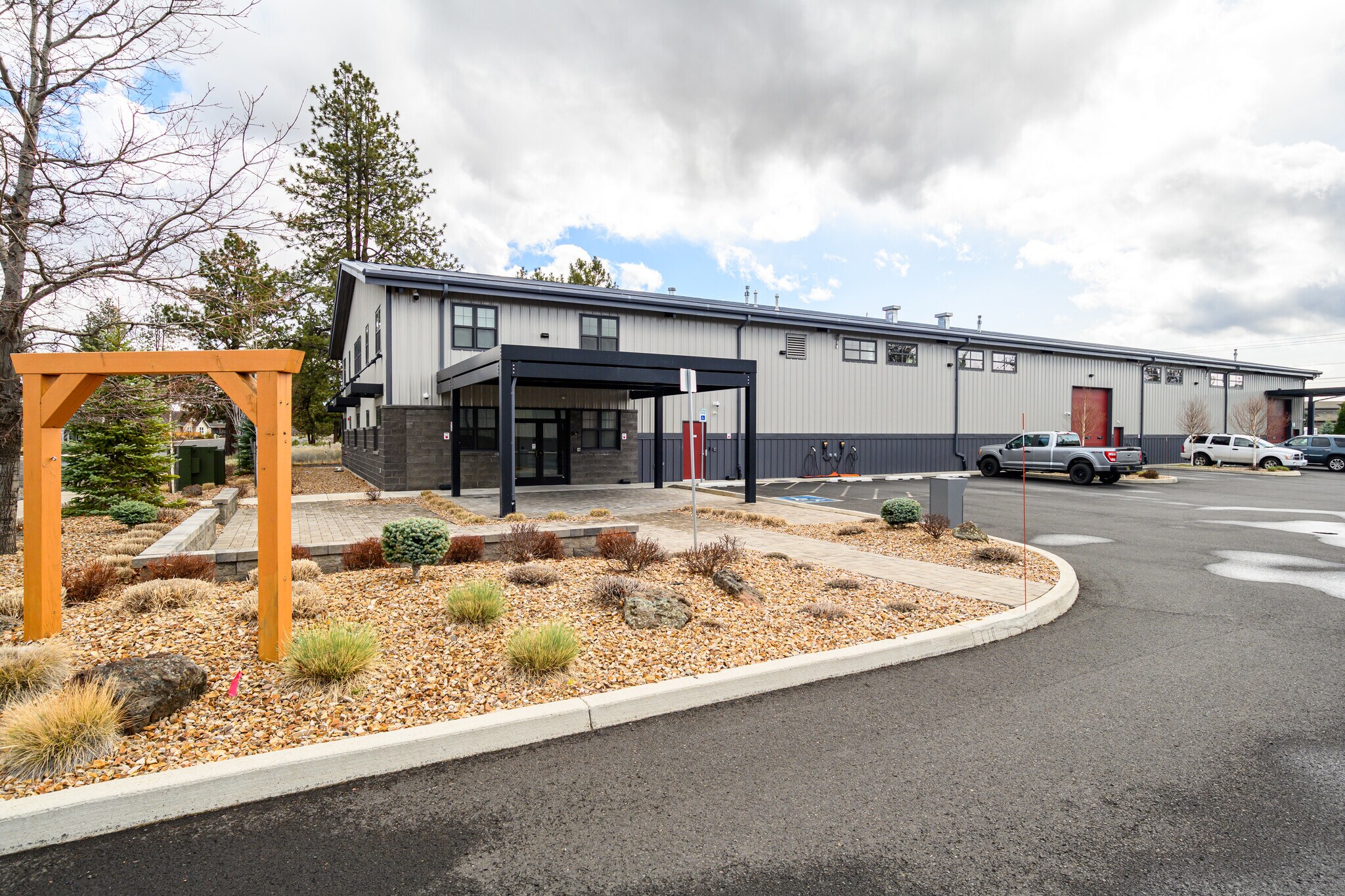 275 W Lundgren Mill Dr, Sisters, OR for lease Building Photo- Image 1 of 27