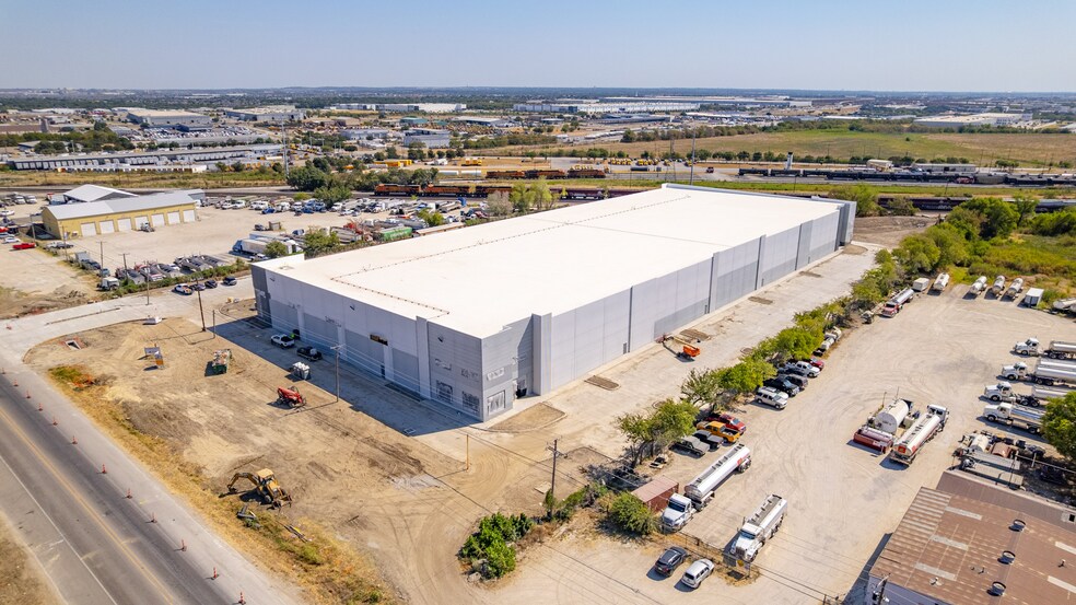5260 Blue Mound Rd, Fort Worth, TX à louer - Photo du bâtiment - Image 3 de 18