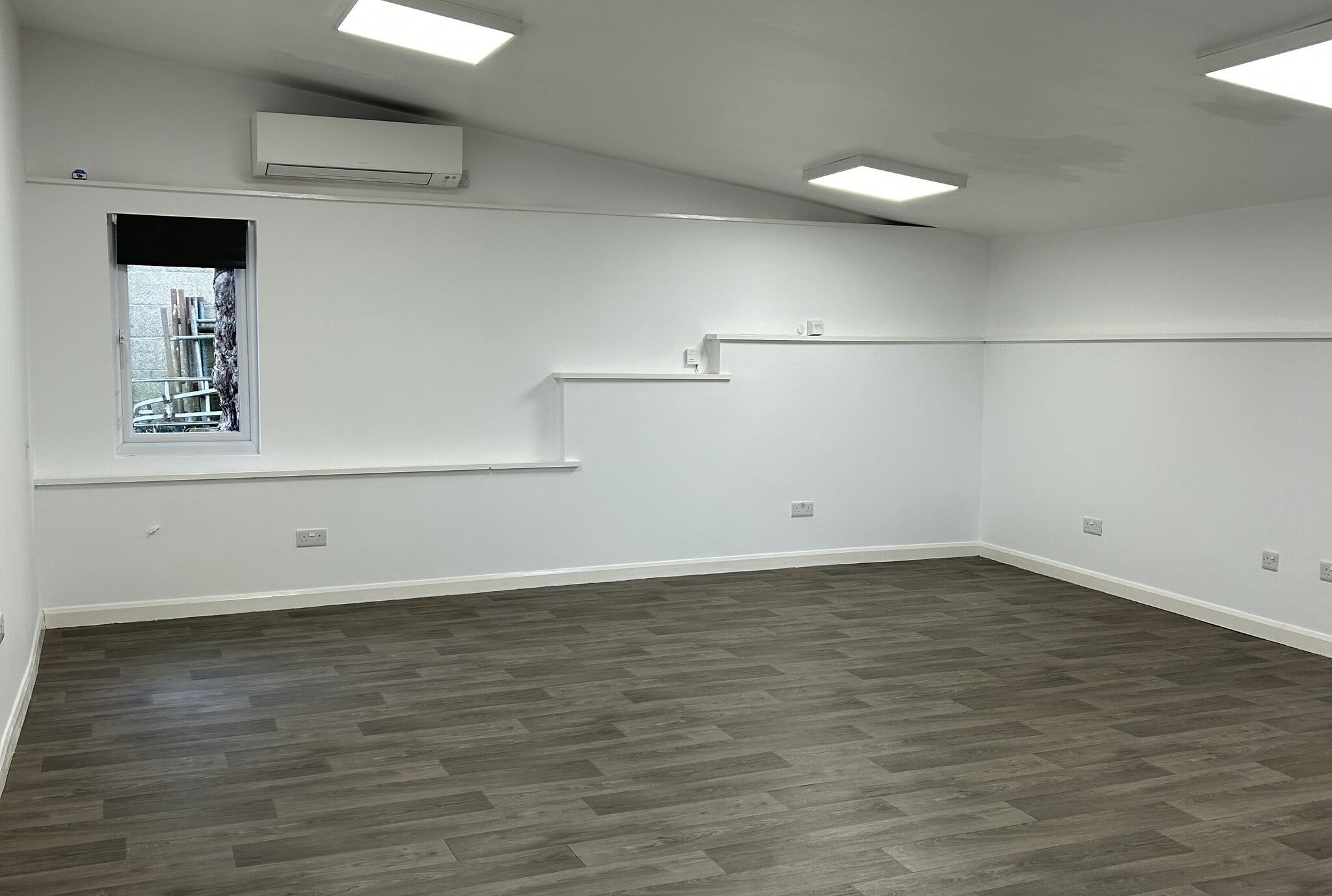 Coombe Hill Rd, East Grinstead for lease Interior Photo- Image 1 of 2