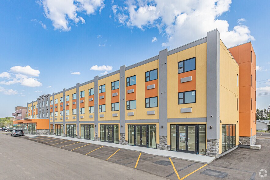 15025 111 Ave NW, Edmonton, AB à louer - Photo du bâtiment - Image 3 de 14