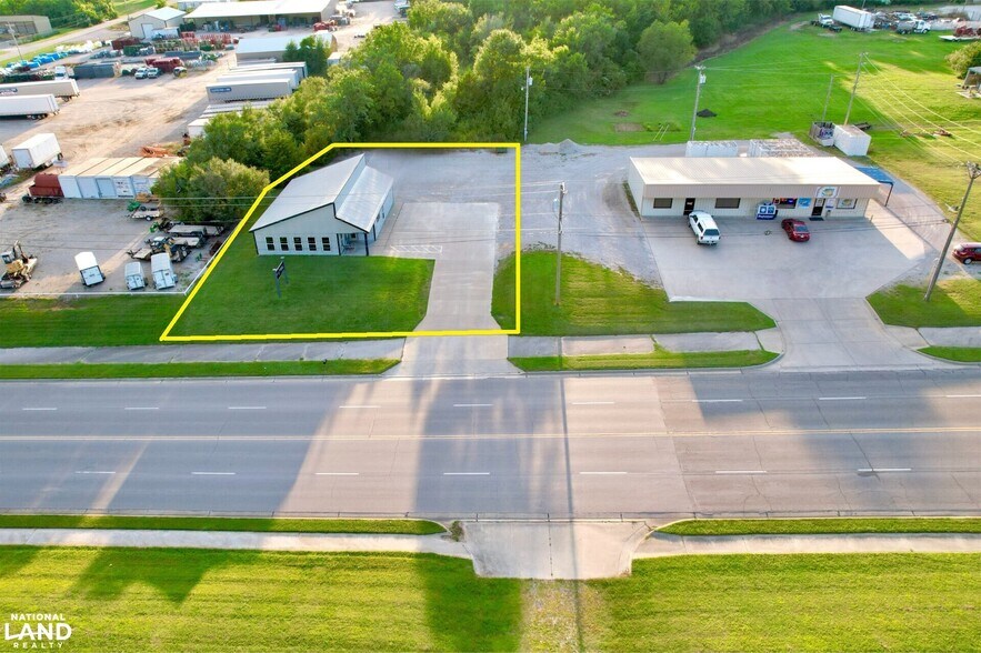 1915 S Santa Fe Ave, Chanute, KS à vendre - Photo du bâtiment - Image 2 de 35