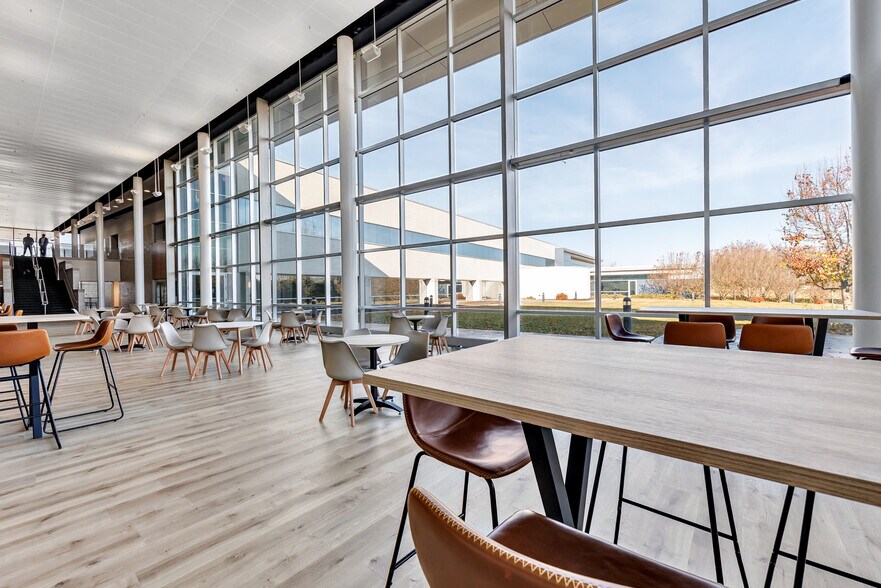 3500 Packerland Dr, De Pere, WI à louer - Photo du bâtiment - Image 2 de 46