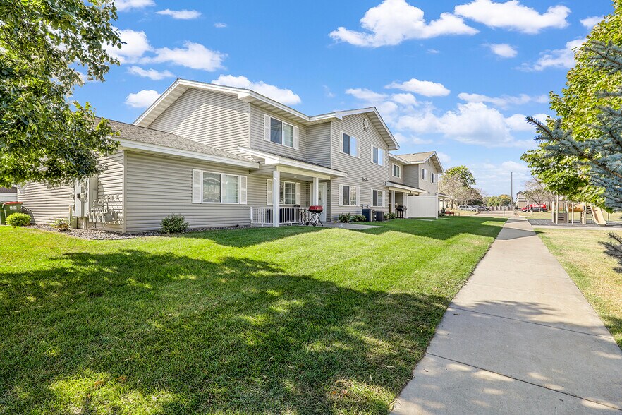 12751 Aberdeen St NE, Blaine, MN à vendre - Photo du bâtiment - Image 2 de 6