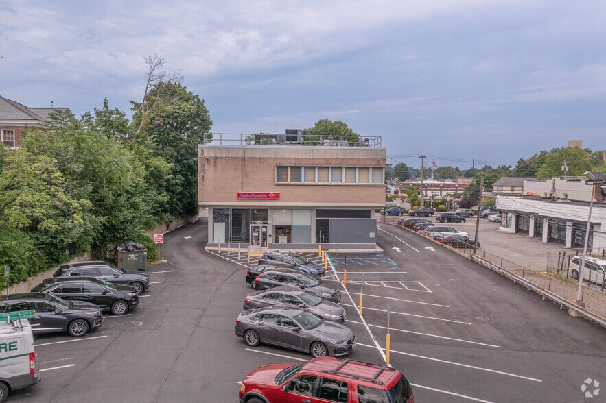 240 Plandome Rd, Manhasset, NY à louer - Photo du bâtiment - Image 2 de 17