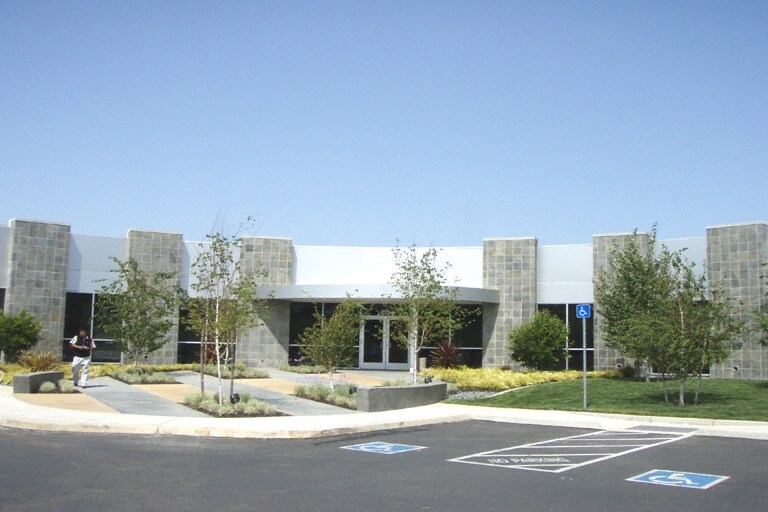 1024 Iron Point Rd, Folsom, CA à louer Photo du bâtiment- Image 1 de 23