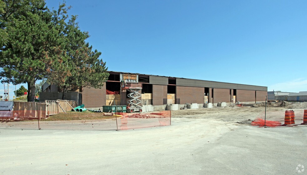 453 Fairall St, Ajax, ON à louer - Photo du bâtiment - Image 2 de 5