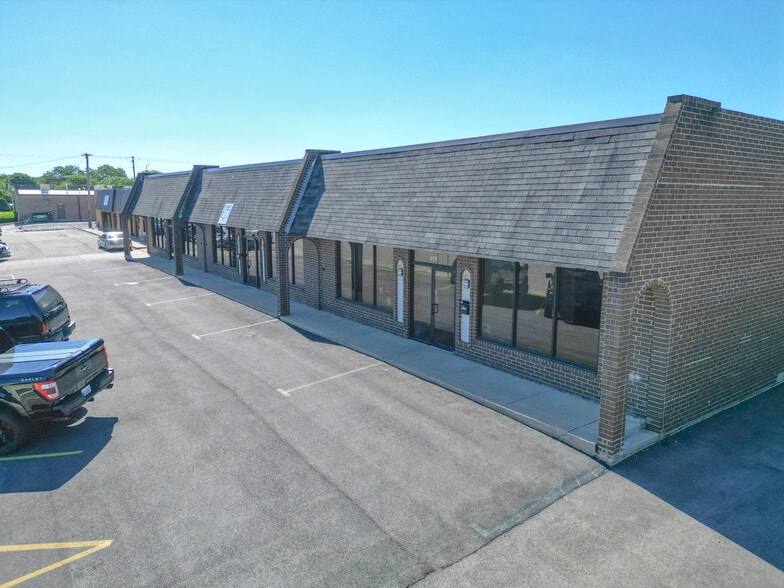 1541-1543 Bourbon Pky, Streamwood, IL for lease - Building Photo - Image 3 of 24