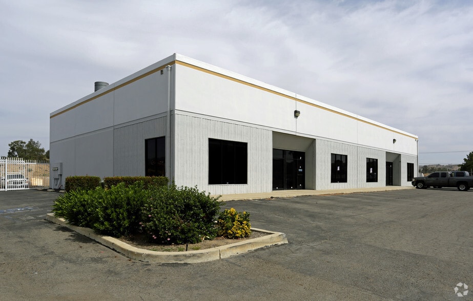 29885 2nd St, Lake Elsinore, CA for lease - Primary Photo - Image 1 of 6