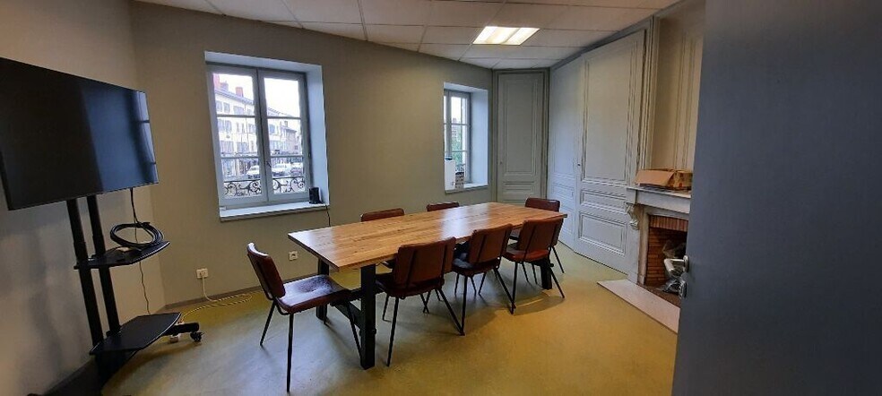 14 Place Pierre Vauboin, Tassin-la-Demi-Lune for lease - Interior Photo - Image 2 of 4