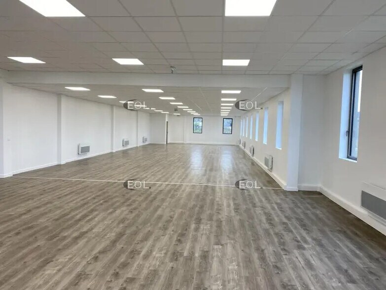 Flex in Buchelay for lease - Building Photo - Image 2 of 9