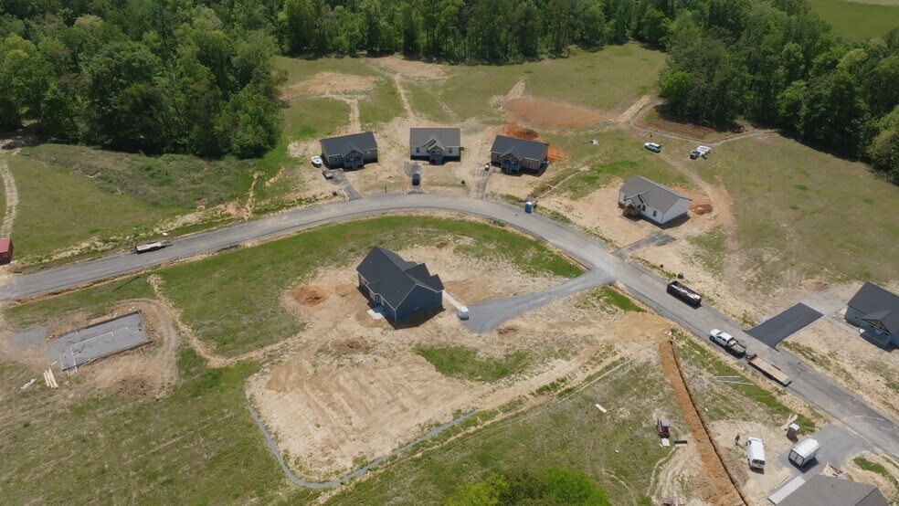Amos Cir & Coley Ct portefeuille de 22 propriétés à vendre sur LoopNet.ca - Vidéo sur l’inscription commerciale - Image 2 de 38