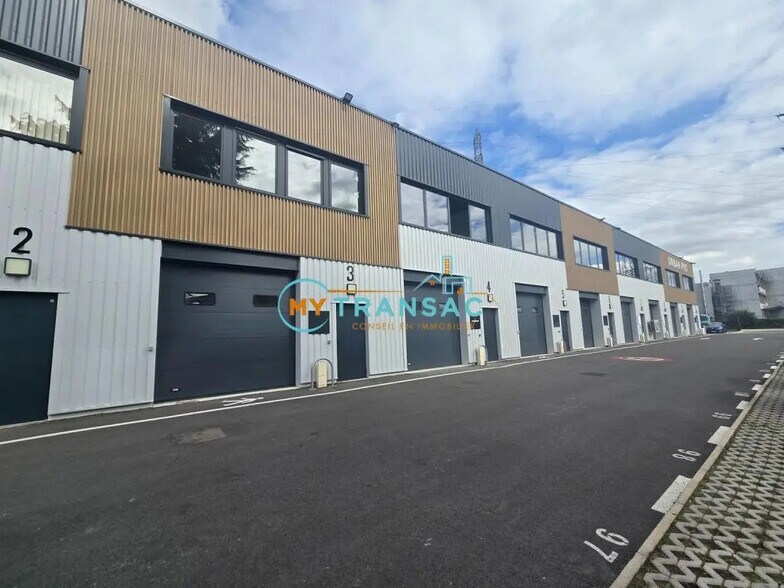 Flex in Neuilly-Plaisance for lease - Building Photo - Image 1 of 3