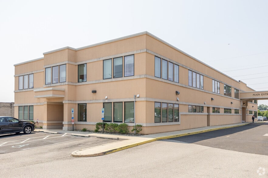 2000 Grant Ave, Philadelphia, PA for sale - Primary Photo - Image 1 of 4