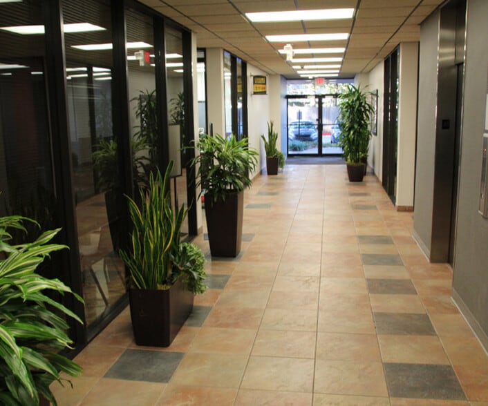 2200 North Loop W, Houston, TX for lease - Lobby - Image 3 of 5