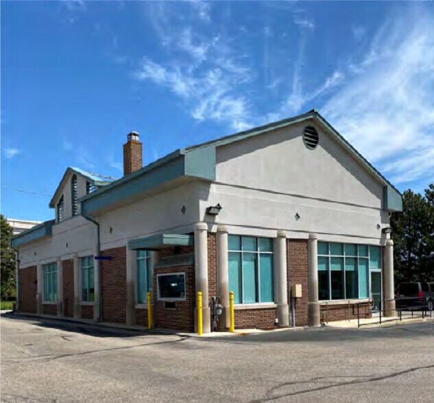 35 W Long Lake Rd, Bloomfield Hills, MI à louer - Photo du bâtiment - Image 3 de 11