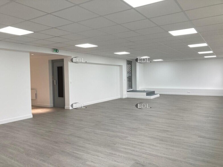 Bureau dans Maisons-Alfort à louer - Photo du bâtiment - Image 2 de 9