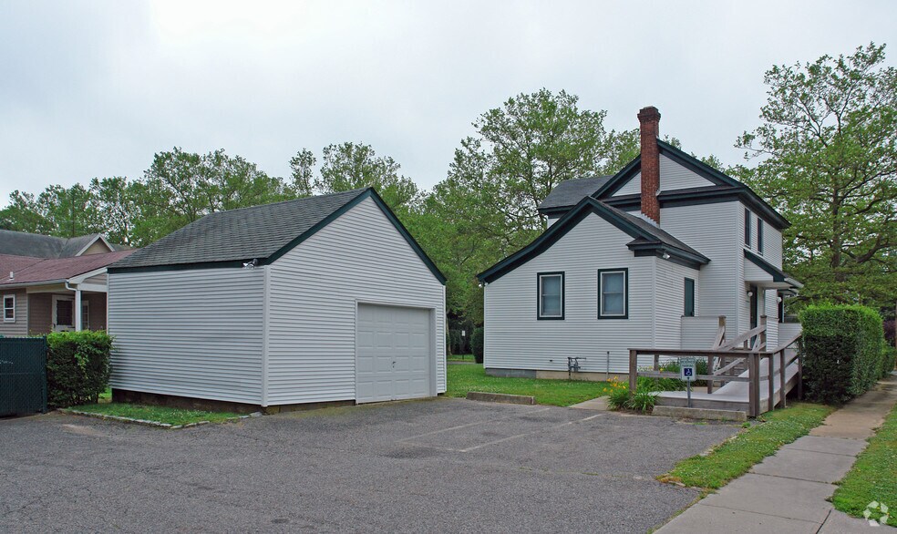 1228 Roanoke Ave, Riverhead, NY à vendre - Photo du bâtiment - Image 2 de 20