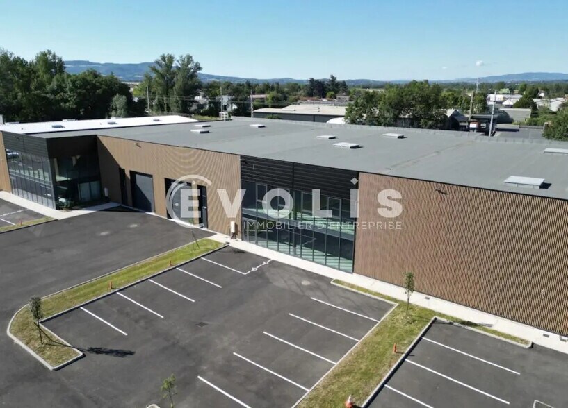 317 Rue Du Vauzel, Ambérieux à louer - Photo du bâtiment - Image 2 de 15