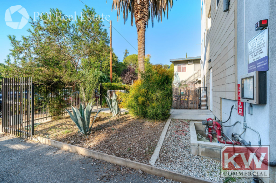 3324 N Chapman St, Los Angeles, CA for sale - Building Photo - Image 2 of 16