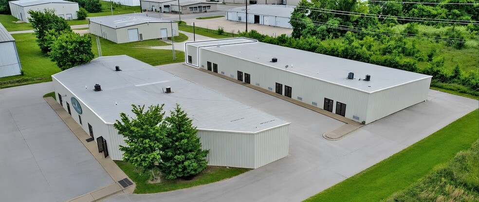 5764-5766 N Thompson St, Springdale, AR for lease - Building Photo - Image 3 of 8
