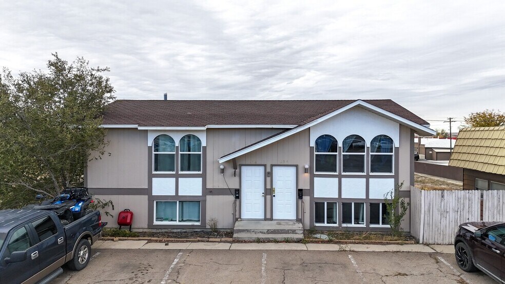 Retail / Duplex Portfolio portefeuille de 2 propriétés à vendre sur LoopNet.ca - Photo principale - Image 1 de 2