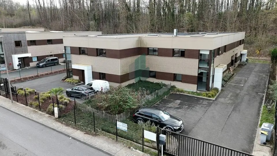 Flex in Franconville for lease Building Photo- Image 1 of 12