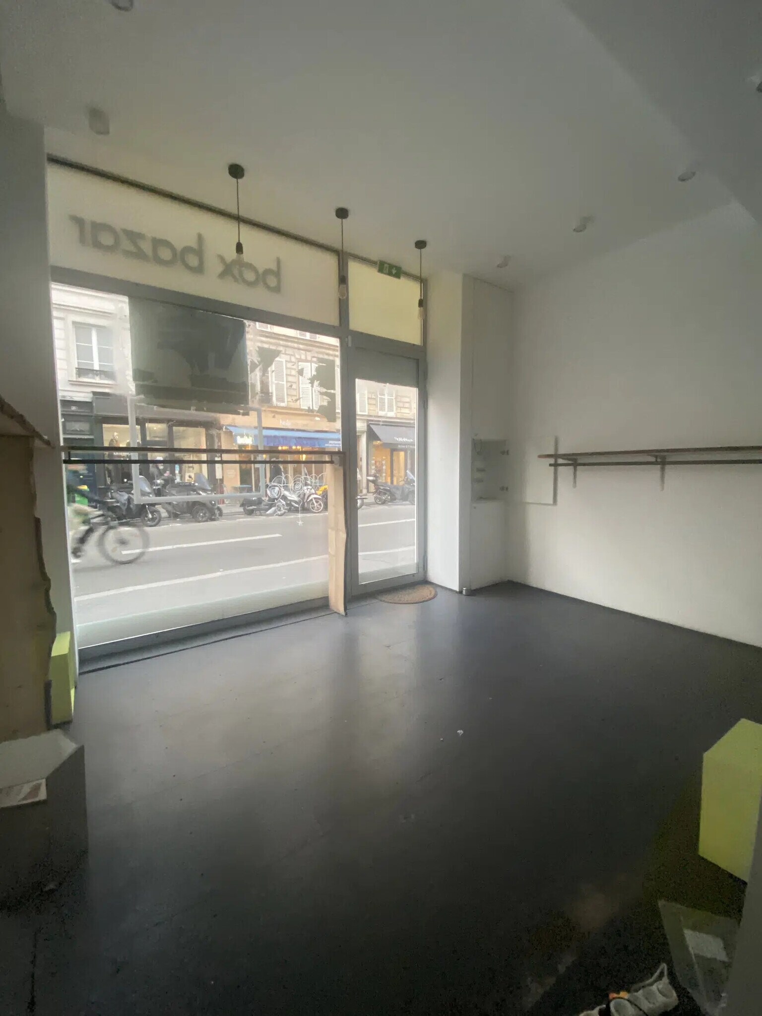 Retail in Paris for sale Building Photo- Image 1 of 7