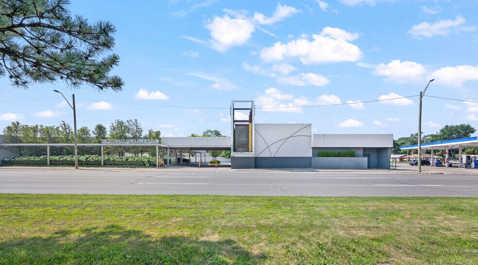 21413 W 8 Mile Rd, Detroit, MI à vendre - Photo du bâtiment - Image 3 de 36