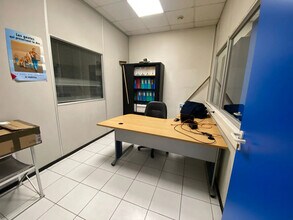 16 Boulevard Des Acieries, Marseille for lease Interior Photo- Image 2 of 6