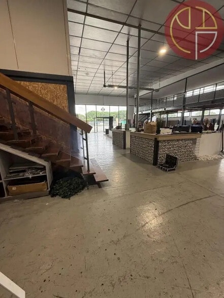 Retail in Portet-sur-Garonne for lease - Interior Photo - Image 2 of 6