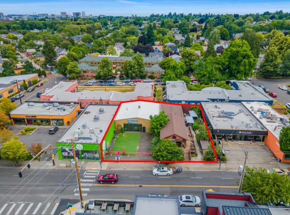 2105-2111 SE Division St portfolio of 2 properties for sale on LoopNet.ca Building Photo- Image 1 of 10