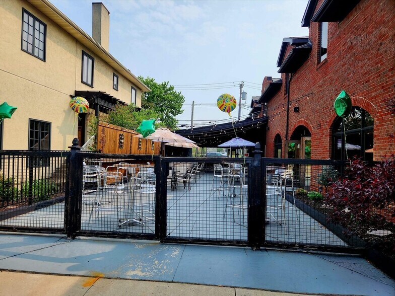 112 Macomb Pl, Mount Clemens, MI à vendre - Photo du bâtiment - Image 3 de 11