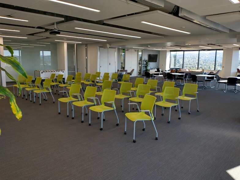 21700 Oxnard St, Woodland Hills, CA for lease - Building Photo - Image 2 of 11