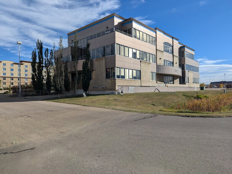 2112 Premier Way, Sherwood Park, AB à vendre - Photo du bâtiment - Image 2 de 20