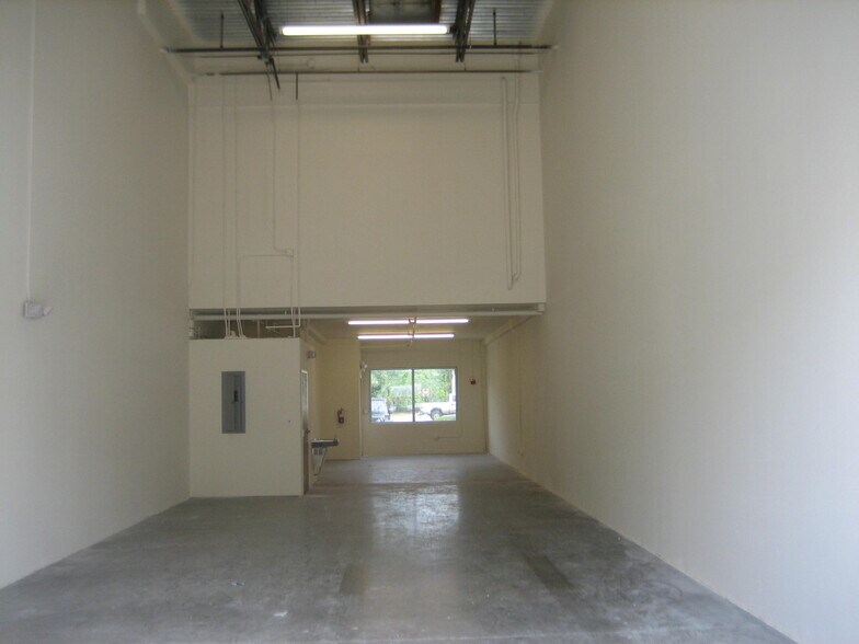 3677 23rd Ave S, Lake Worth Beach, FL à vendre - Photo du bâtiment - Image 2 de 3