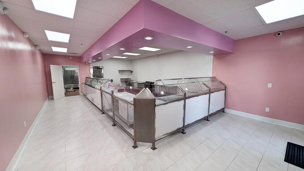 1714 E McFadden Ave, Santa Ana, CA à louer - Photo du bâtiment - Image 2 de 11