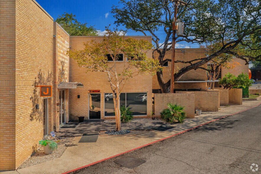 8647 Wurzbach Rd, San Antonio, TX à vendre - Photo du bâtiment - Image 3 de 13