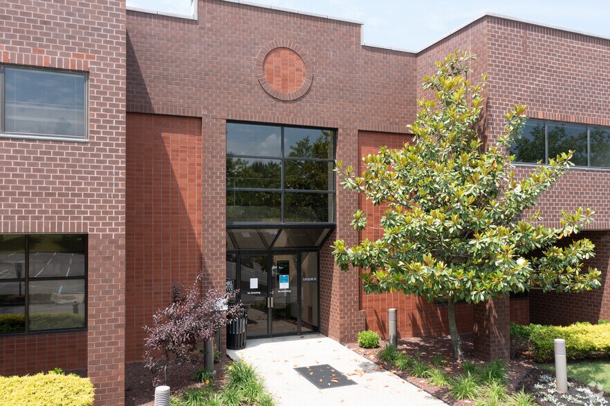 960 Holmdel Rd, Holmdel, NJ à louer - Photo du bâtiment - Image 3 de 9