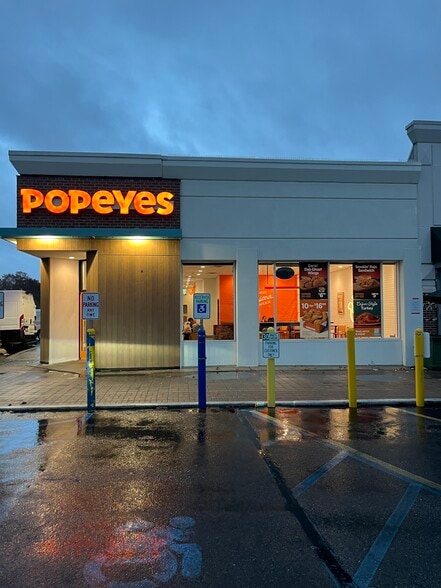 7009-7063 Parsons Blvd, Fresh Meadows, NY à louer - Photo du bâtiment - Image 2 de 17