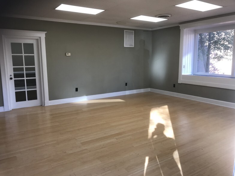 5 W Queens Way, Hampton, VA for lease - Interior Photo - Image 2 of 9