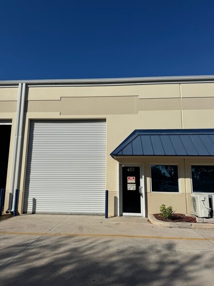 450-494 NW Lake Whitney Pl, Port Saint Lucie, FL for lease - Building Photo - Image 2 of 12