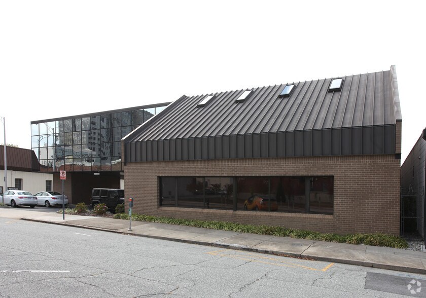 227 Commerce Pl, Greensboro, NC à vendre - Photo du bâtiment - Image 2 de 2