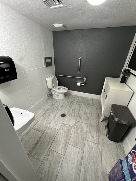 4023-4033 N 19th Ave, Phoenix, AZ à vendre - Photo du bâtiment - Image 2 de 12