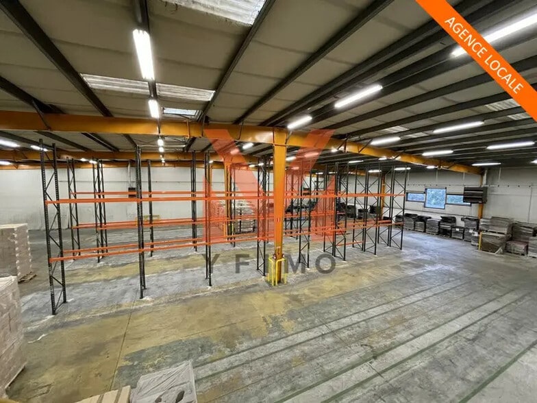 Flex in Les Mureaux for lease - Interior Photo - Image 1 of 6