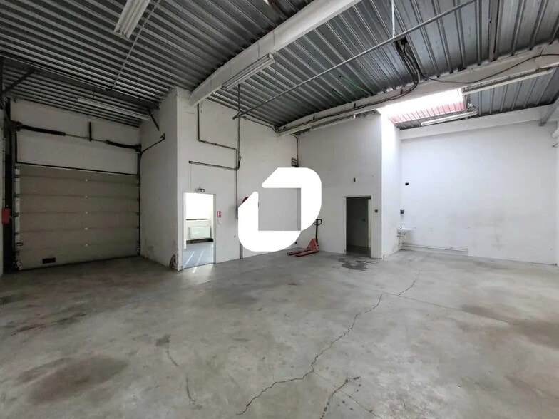 Flex in Bondoufle for lease - Interior Photo - Image 2 of 8