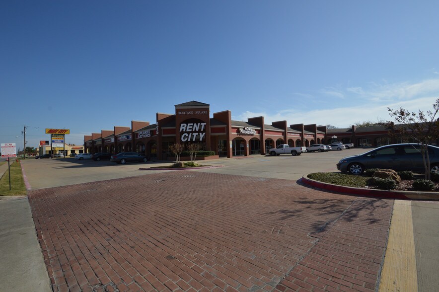 675-691 W Pioneer Pky, Grand Prairie, TX à louer - Photo du bâtiment - Image 1 de 3