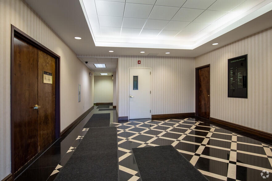 560 Broadhollow Rd, Melville, NY for lease - Lobby - Image 3 of 4