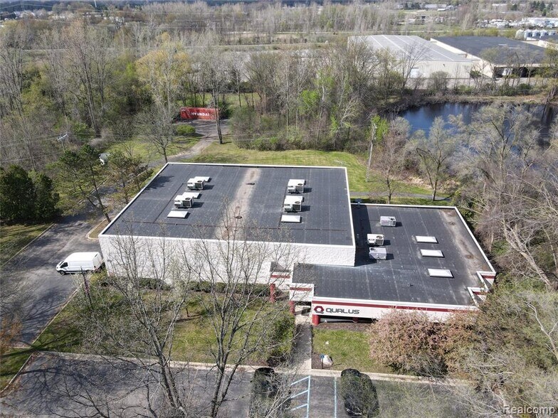 1200 W West Maple Rd, Walled Lake, MI à louer - Photo du bâtiment - Image 2 de 15